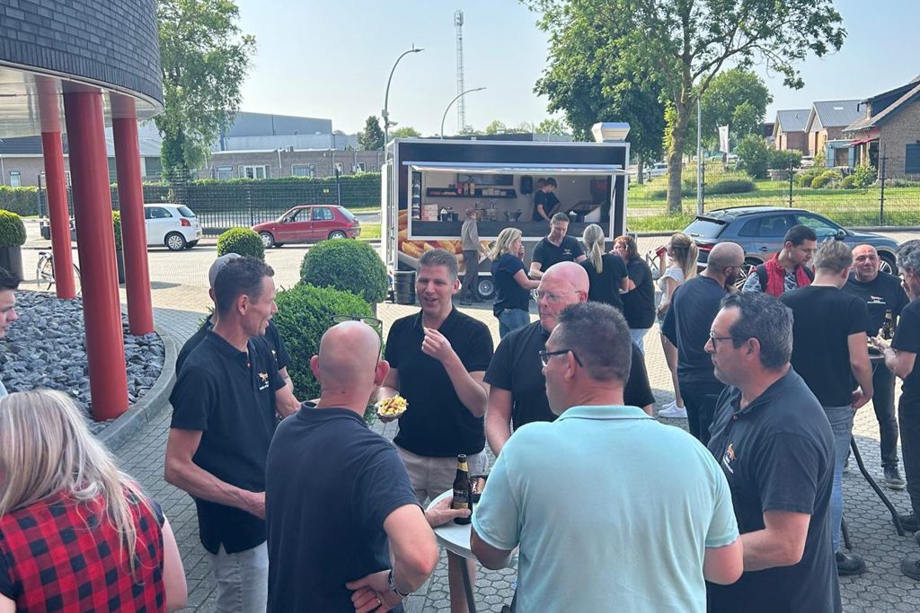 Gezellige drukte bij de frietkar