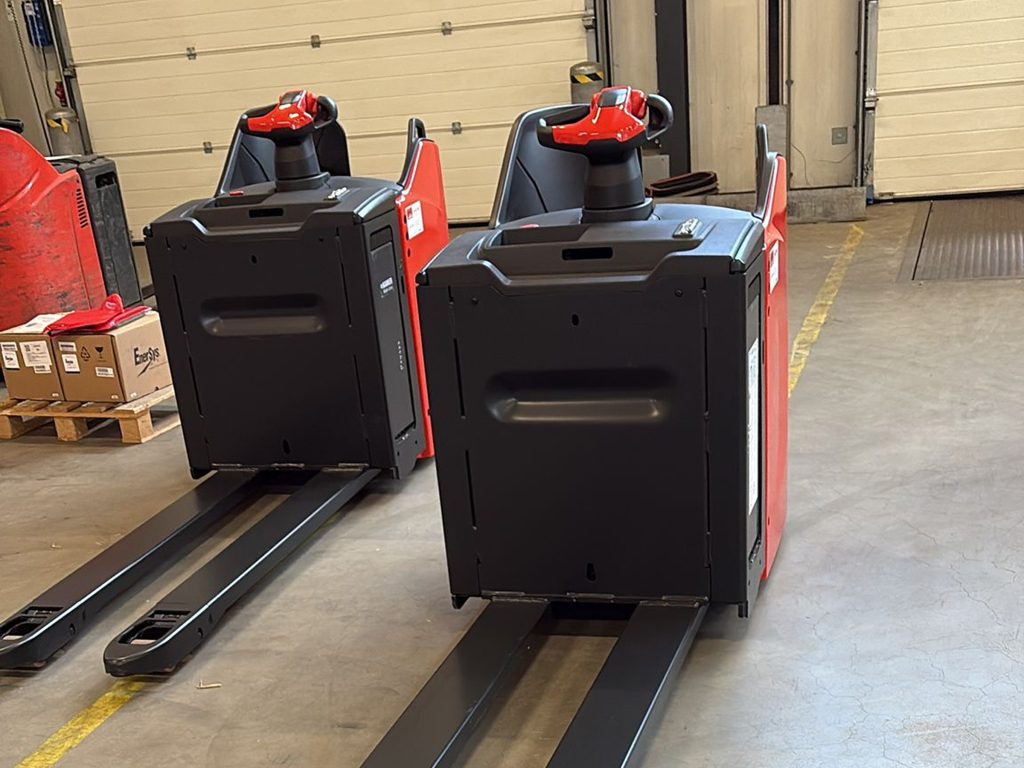 De twee nieuwe Linde T25 SP pallettrucks