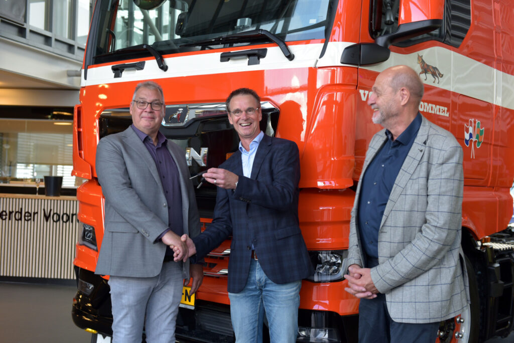 Sleuteloverhandiging van de 100e MAN-truck