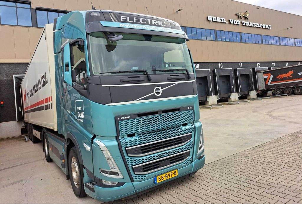 Elektrische Volvo FH voor de laaddeuren van Vos Transport, met gekoppelde Vos-trailer.