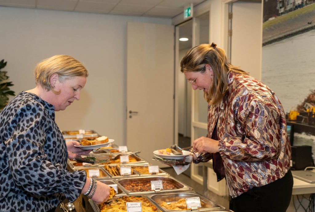 Er wordt flink genoten van het lopend buffet